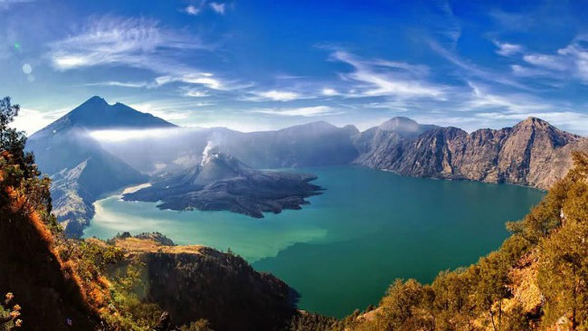 Pemandangan udara Gunung Rinjani dan danau Segara Anak, Lombok